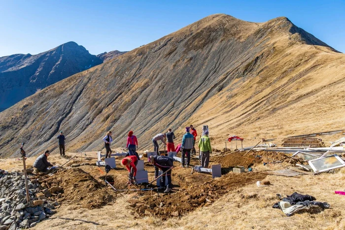 Zeci de voluntari au lucrat la montarea platformei pentru viitorul refugiu FOTO: Asociaţia Montană Carpaţi