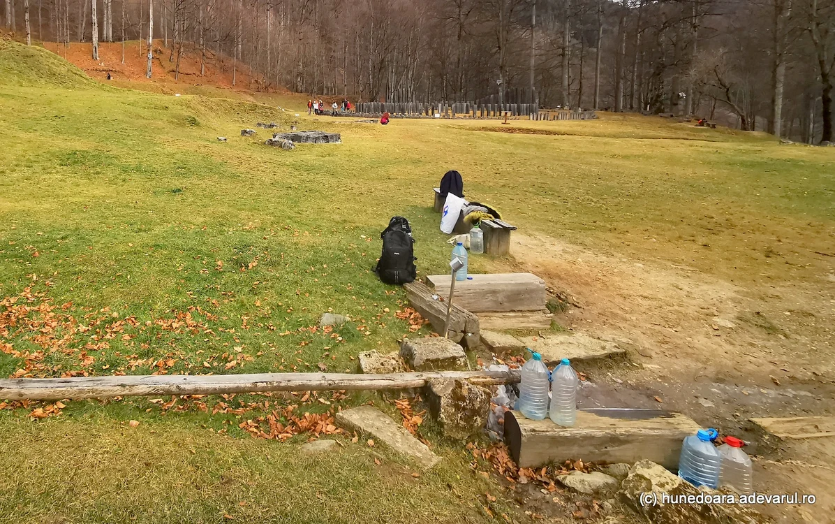 Sarmizegetusa Regia. Bidoane cu apă la „fântâna zeilor”. Foto: Daniel Guță