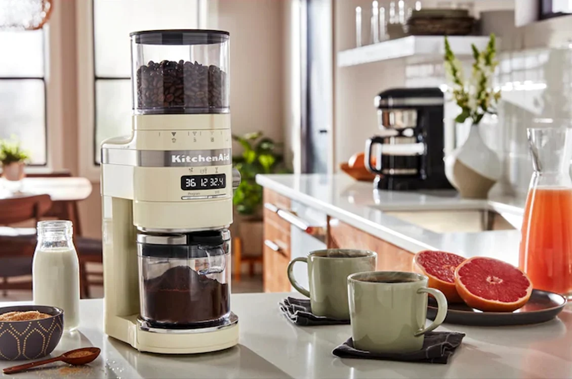 Râșniță de cafea cu cafea boabe și proaspăt măcinată într-o bucătărie Sursă eMAG jpg