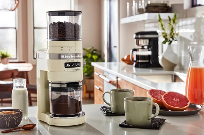 Râșniță de cafea cu cafea boabe și proaspăt măcinată într-o bucătărie Sursă eMAG jpg