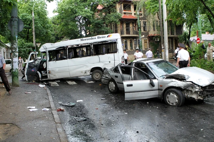 Din 2010, în Chişinău au decedat 37 de oameni în accidentele rutiere provocare de şoferii de maxi-taxi de pe rutele urbane. FOTO Tudor Iovu