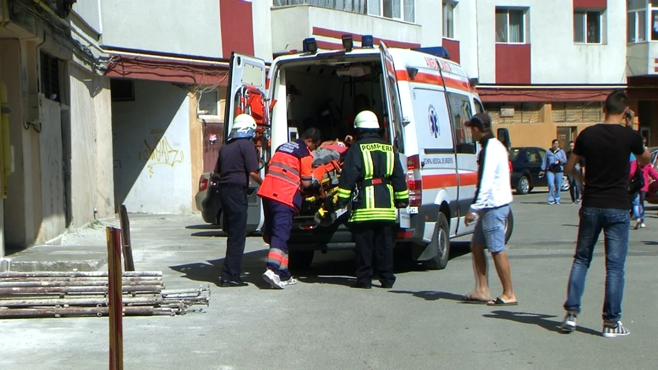 Tânărul a fost transportat la Spitalul de Urgenţă din Alexandria foto: Claudiu Dumitrache