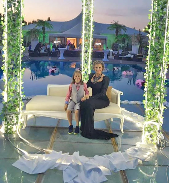 În piscină pluteau coroniţe, iar pe mal au fost amenajate arcade