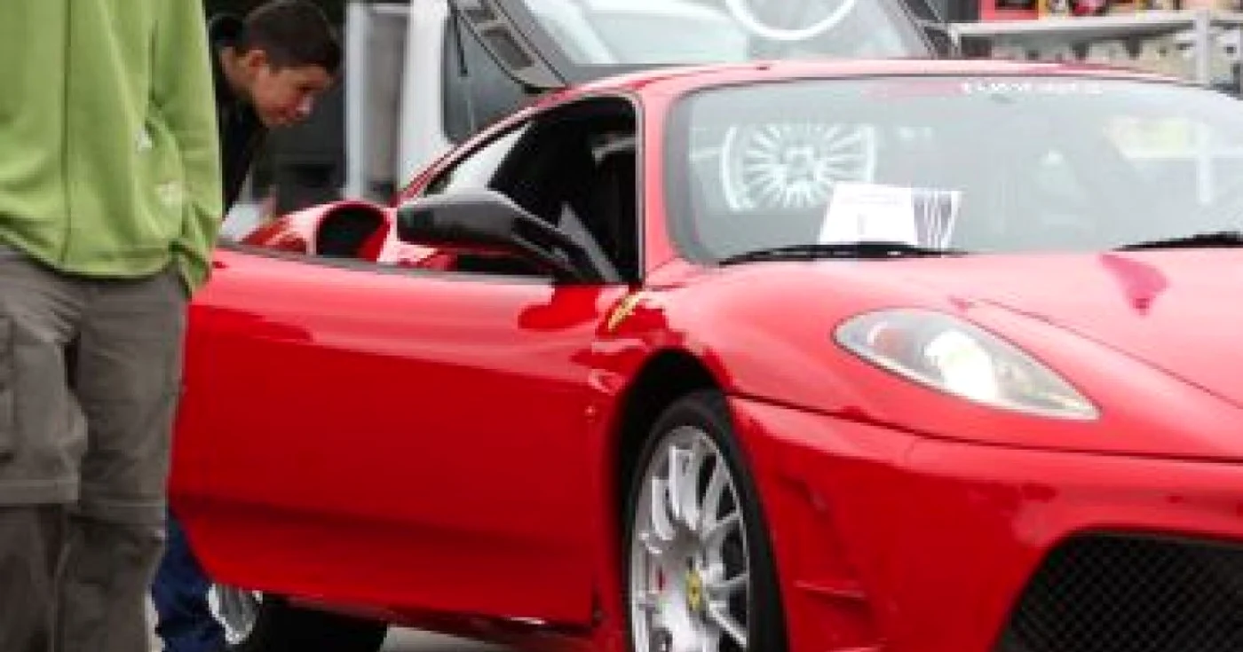 Taxa auto pentru un Ferrari a scos din buzunarul unui doljean 9.000 de euro