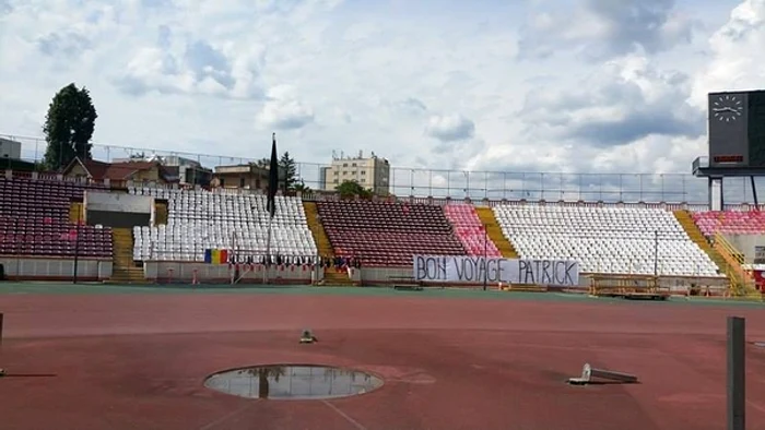 Suporterii au ridicat bannere cu mesaje pentru Patrick Ekeng