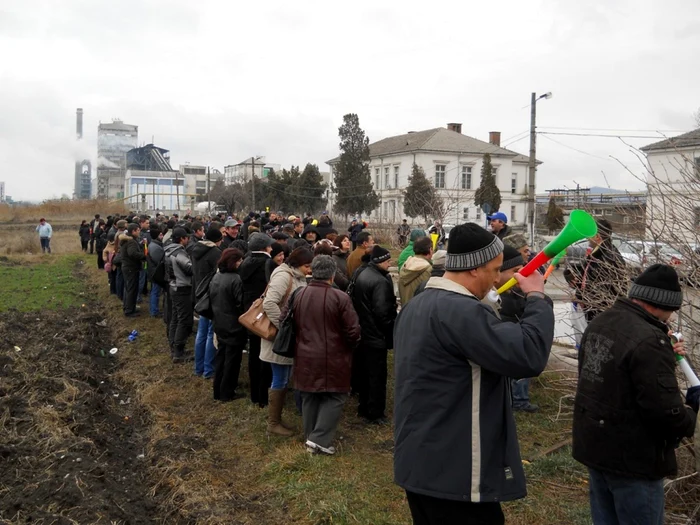 Peste 350 de oameni au protestat la Uzinele Sodice Govora. FOTO Laurenţiu Ionescu