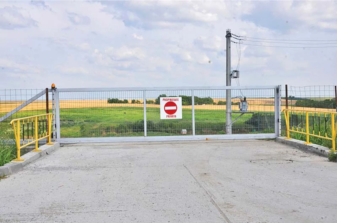 Intrarea pe ”Balta Sulimanu” se face printr-o poartă electrică dotată cu interfon şi cameră video