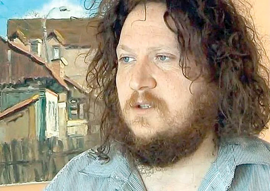 Pictorul îşi atacă dur fratele solist, care s-a pozat în chiloţi pentru a-şi etala muşchii lucraţi din greu la sala de forţă