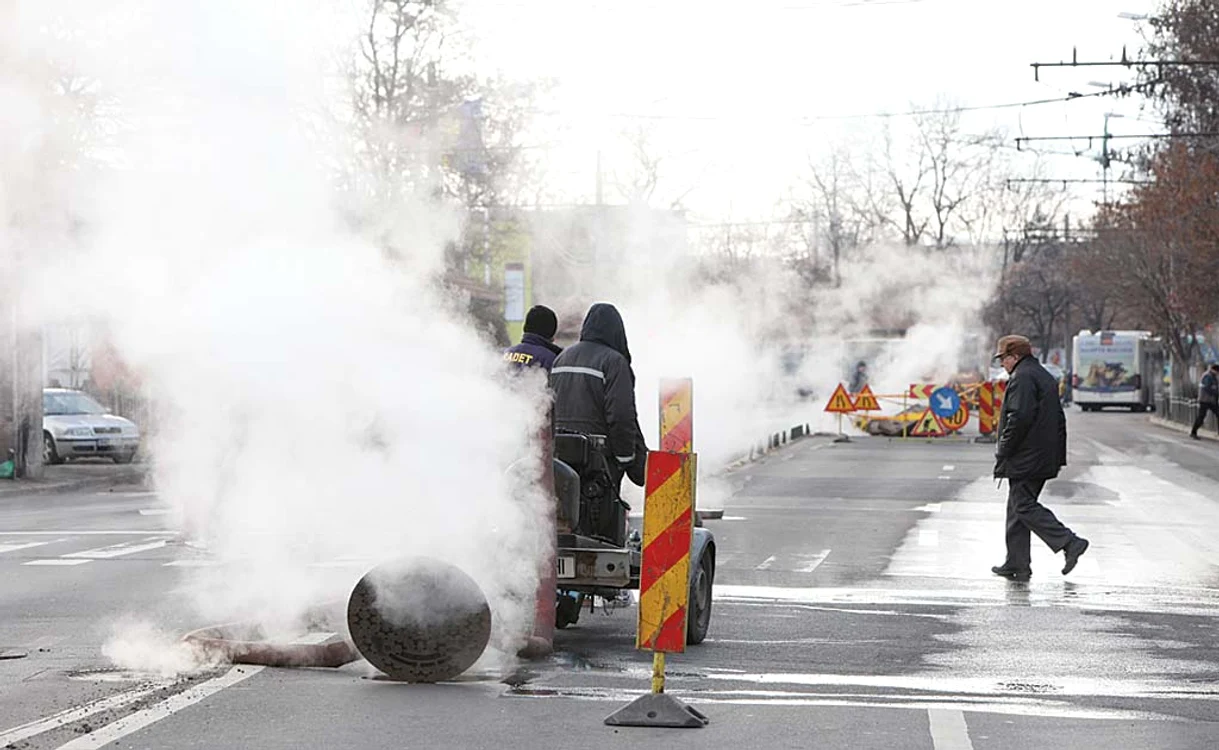 
    În plină iarnă, avariile la țevile RADET au lăsat bucureștenii fără apă caldă și căldură ore în șir  