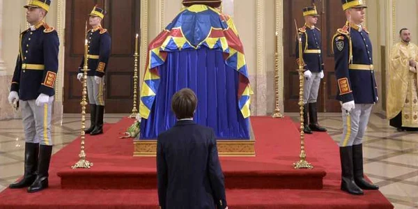 Tanar in genunchi -  omagii la Palatul Regal Regele Mihai ALEXANDRU DOBRE/ MEDIAFAX FOTO.