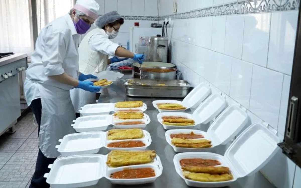Hrană caldă de la biserică pentru cei aflaţi în nevoie FOTO Costiuc Petrică