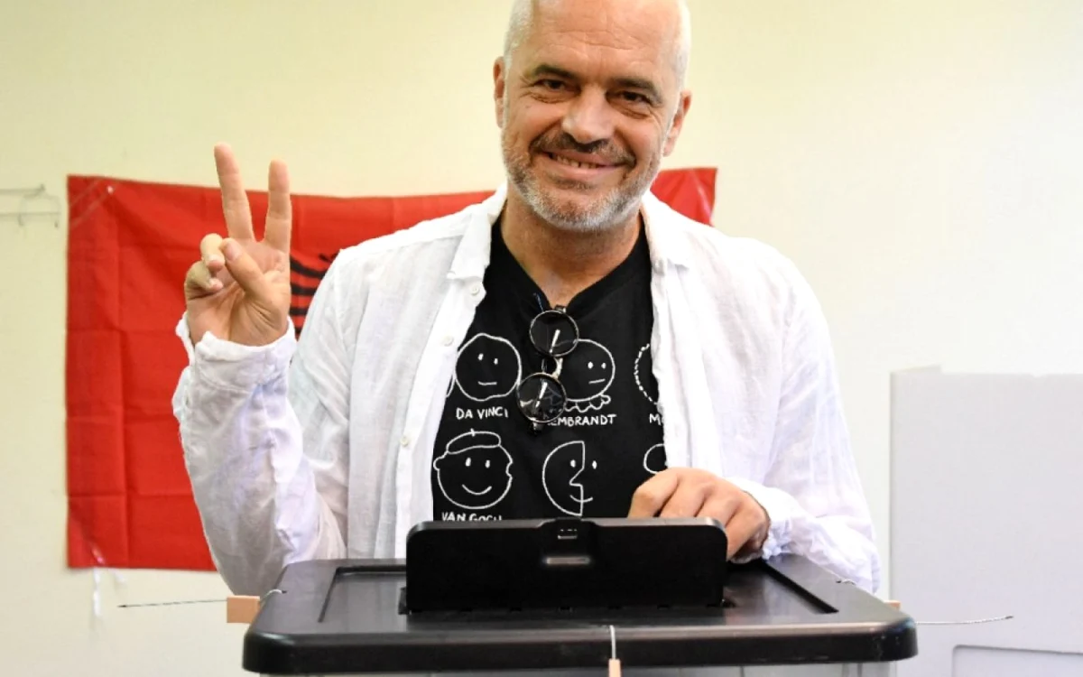 Premierul albanez Edi Rama votează în alegerile legislative FOTO AFP