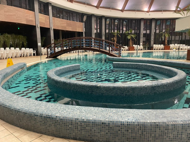 Elev din judeţul Timiş, în stare gravă la spital după ce a fost găsit inconştient într-un bazin al aquaparkului din Oradea 