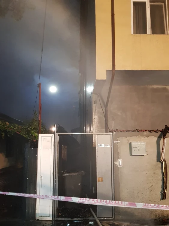 Distanța dintre bloc și gardul învecinat este de doar un metru 