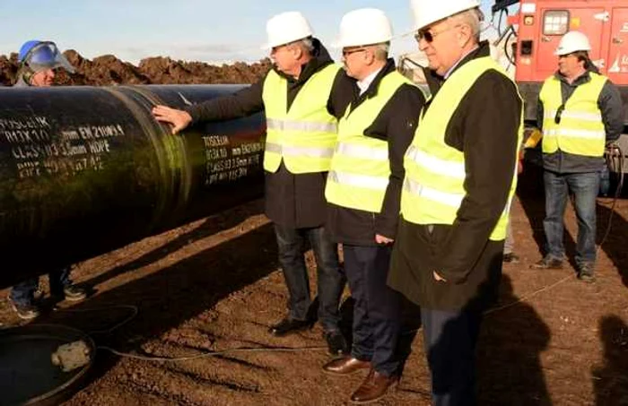 Secretarul general al Guvernului, Antonel Tănase, alături de directorul general al Transgaz, Ion Sterian, pe şantierul conductei BRUA. Foto Facebook.com/ Antonel Tănase