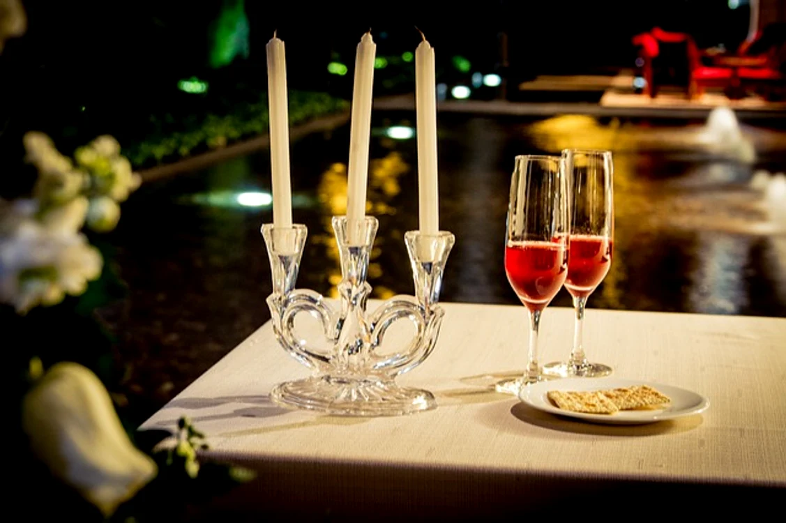 
    Horoscop 1 septembrie 2021: Peştii organizează o seară romanticăFoto: pixabay.com  