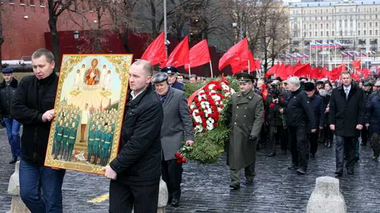 Marş comunist la Moscova, 2015. În fruntea coloanei e o icoană cu chipul
 lui Stalin, pictată şi sfinţită la comanda Clubului Izborsk. Sursa 
foto: site-ul Clubului Izborsk
