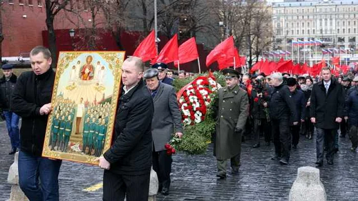 Marş comunist la Moscova, 2015. În fruntea coloanei e o icoană cu chipul
 lui Stalin, pictată şi sfinţită la comanda Clubului Izborsk. Sursa 
foto: site-ul Clubului Izborsk