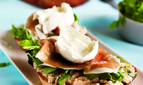 bruschette cu prosciutto si mozarella jpeg