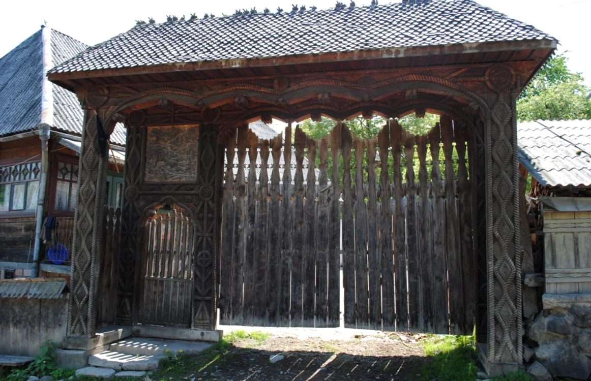 Poartă maramureşeană FOTO Adevărul