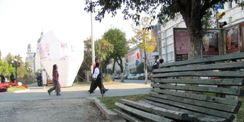 Băncile afectate de vreme şi trotuarul distrus sunt reprezentative pentru Piaţa Trandafirilor