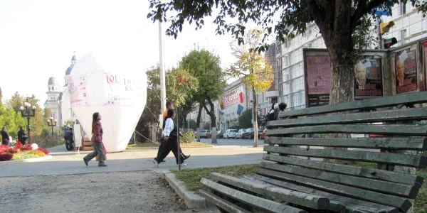 Băncile afectate de vreme şi trotuarul distrus sunt reprezentative pentru Piaţa Trandafirilor
