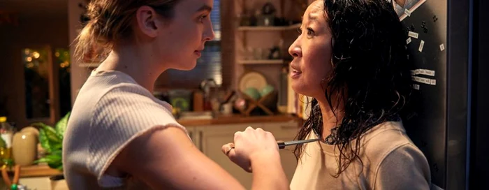 Sandra Oh (stânga) joacă rolul principal în producţia „Killing Eve“