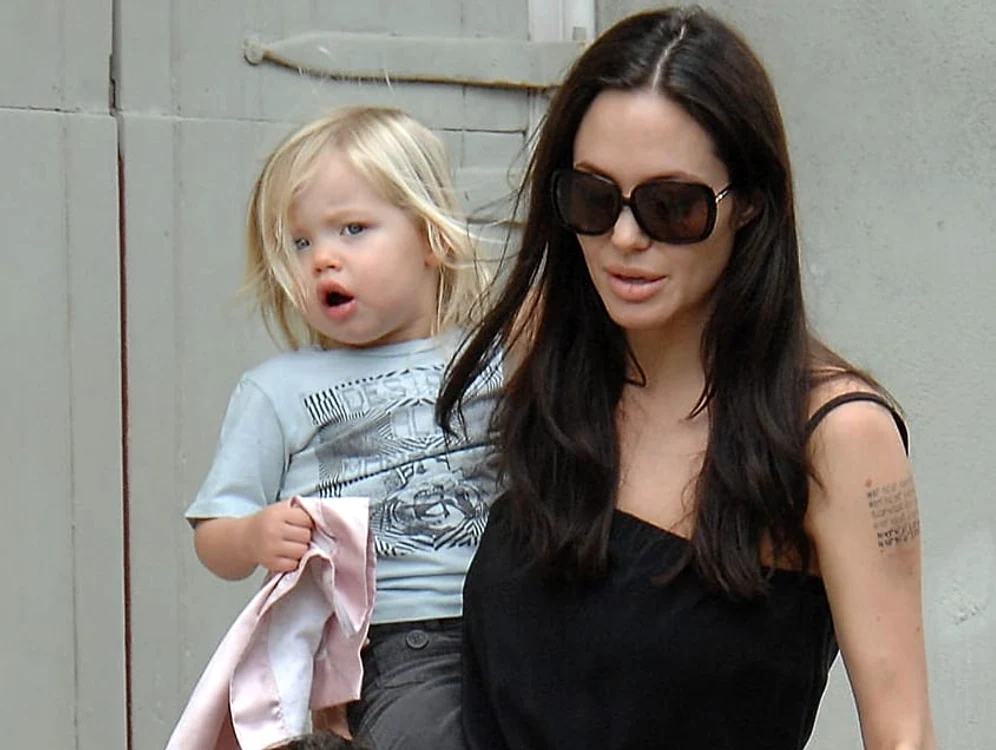 
    Shiloh, alături de Angelina Jolie, în urmă cu mulţi ani  