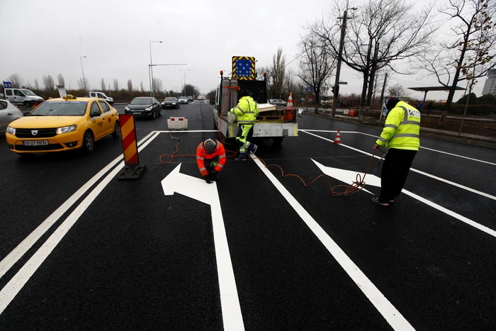 Astăzi s-au făcut marcajele pentru reconfigurarea Șoselei Petricani. În stânga este semnalizată intrarea pe autostradă