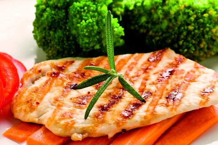 piept de pui la gratar cu broccoli jpeg