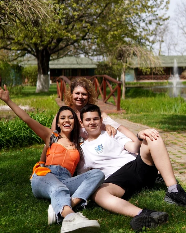 Mira, alături de mamă și de frate