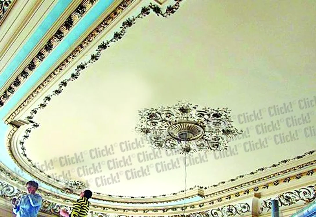 Cele 18 camere sunt decorate  cu picturi pe pereţi şi pe tavane. Uşile de la intrare au vitralii şi coloane din marmură roşie