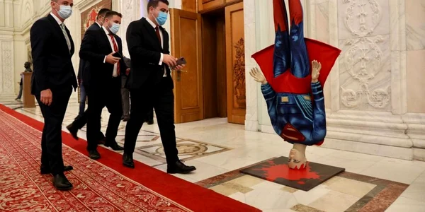 Macheta Superman in Parlament