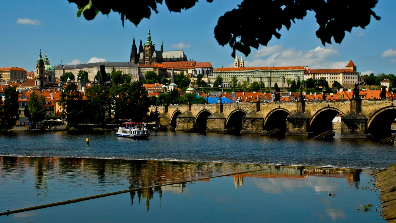 
    Din zori și până noaptea târziu, pe Vltava se plimbă zeci de vaporașe  