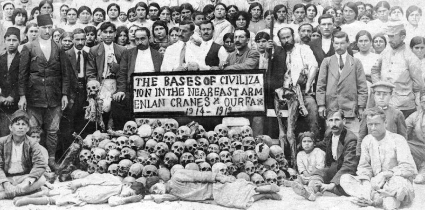 Iunie 1919, craniile armenilor masacraţi la Urfa. În jur pozează demnitari tuci şi precum şi femeile din adăpostul de la Mănăstirea Sf.Sarkis din Urfa. Sursa Wikimedia