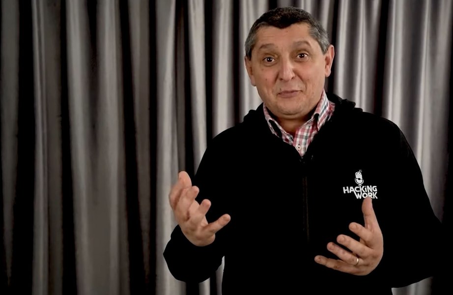 Cum să îți păstrezi slujba în 2025. Expert HR: „Avem deja tineri absolvenți de Informatică, la Cluj, care lucrează ca barmani, ospătari, la Uber”