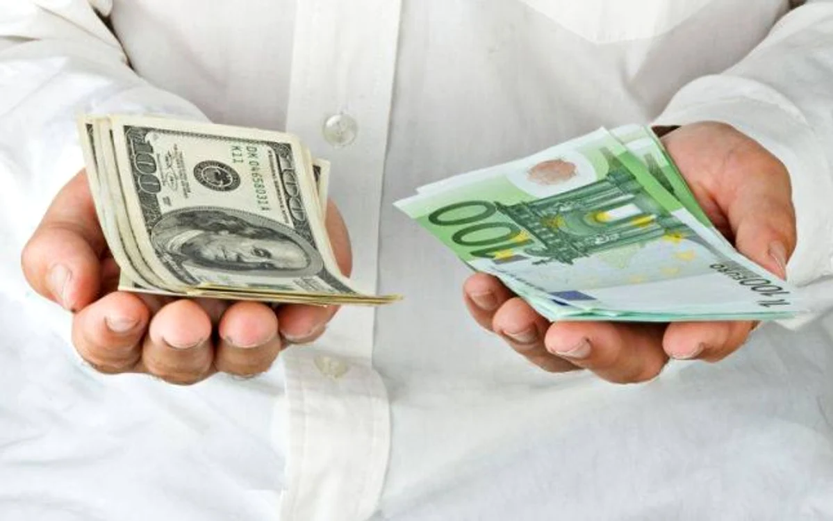 În urma masivelor injecţii de lichidităţi în piaţă făcute de FED, deprecierea dolarului şi creşterea inflaţiei sunt tot mai probabile. 