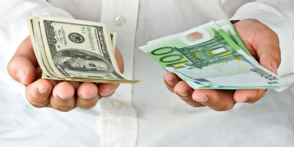 În urma masivelor injecţii de lichidităţi în piaţă făcute de FED, deprecierea dolarului şi creşterea inflaţiei sunt tot mai probabile. 