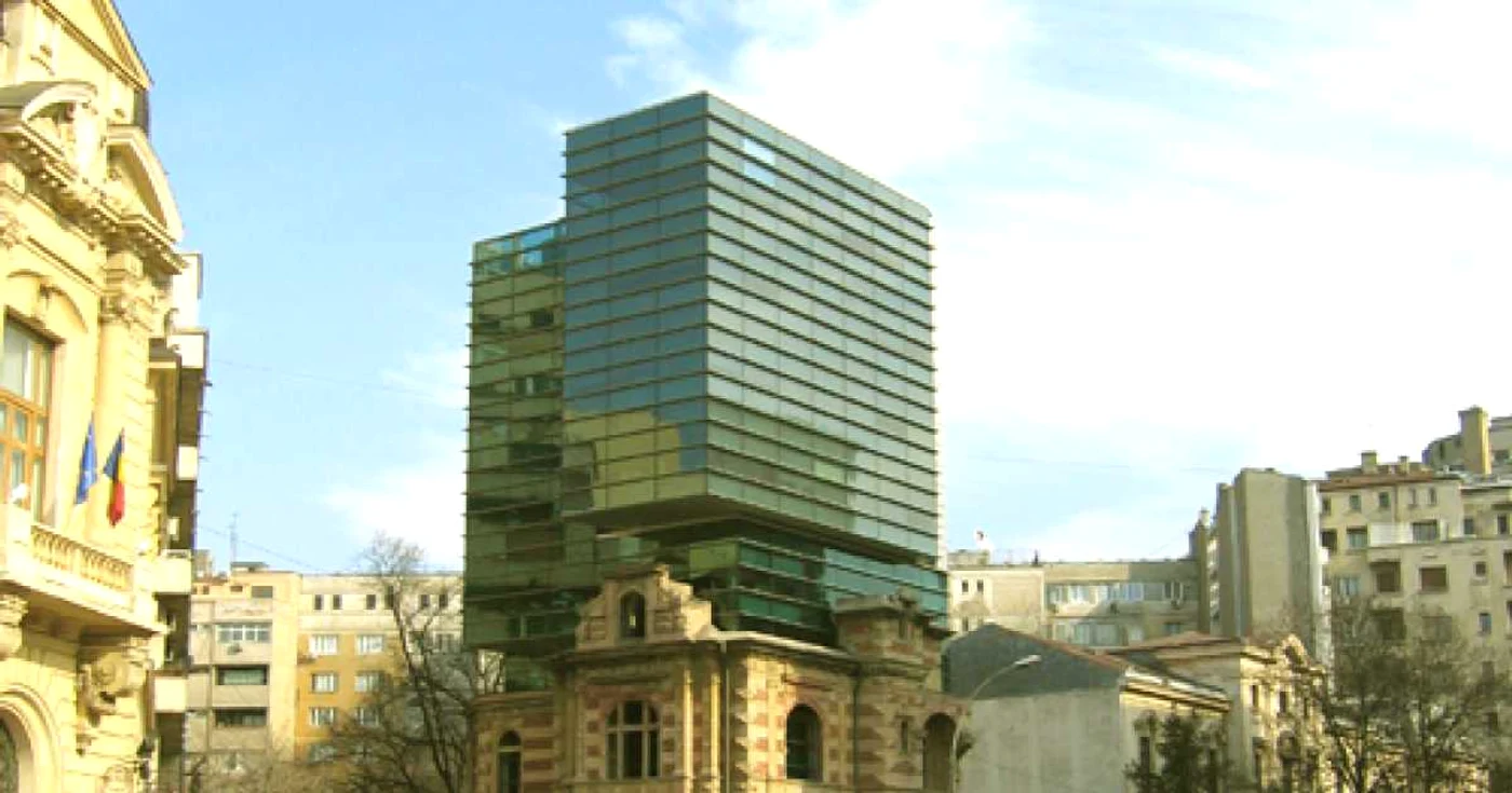 Clădirea fostei Legaţii Austro-Ungare integrată cu forme arhitecturale moderne. Foto: Valentin Mandache