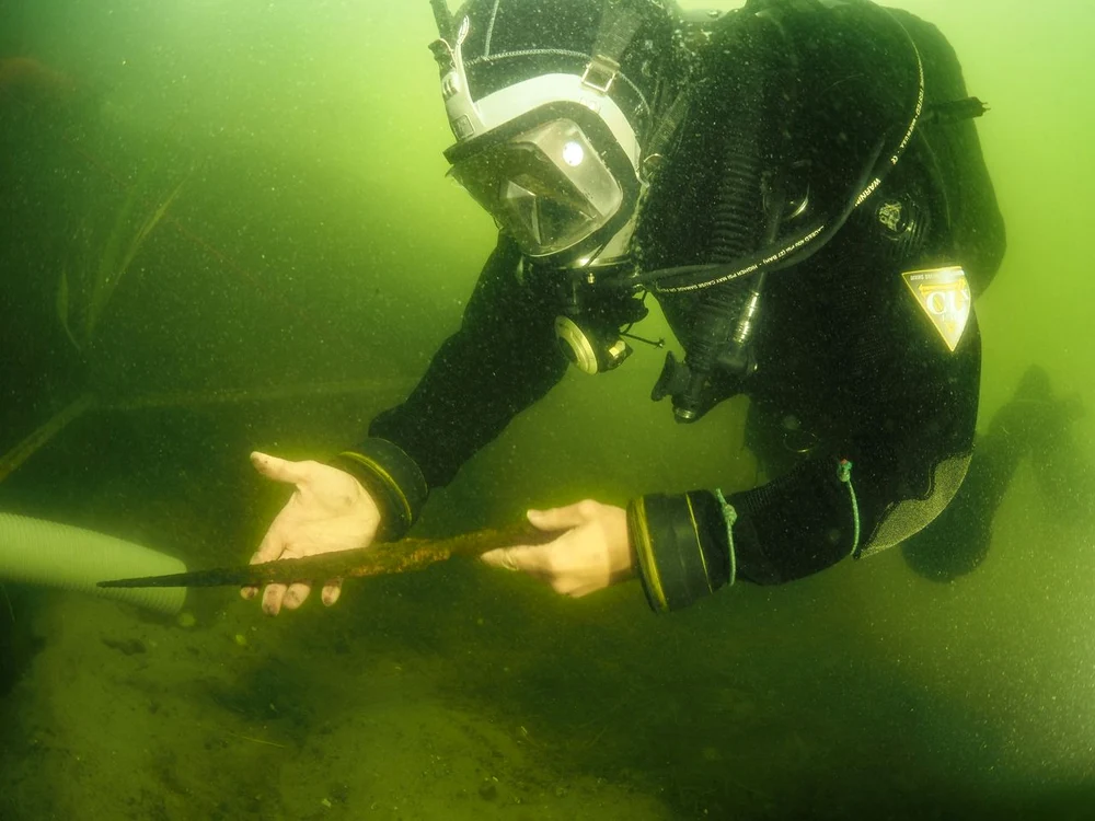 Suliță descoperită într-un lac din Polonia (© M. Trzciński / Muzeum Pierwszych Piastów na Lednicy)