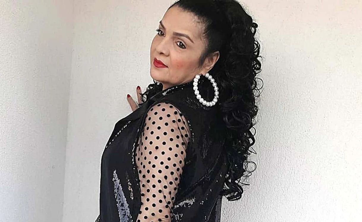 
    Cornelia Catanga adoră ținutele negre, pentru scenă   