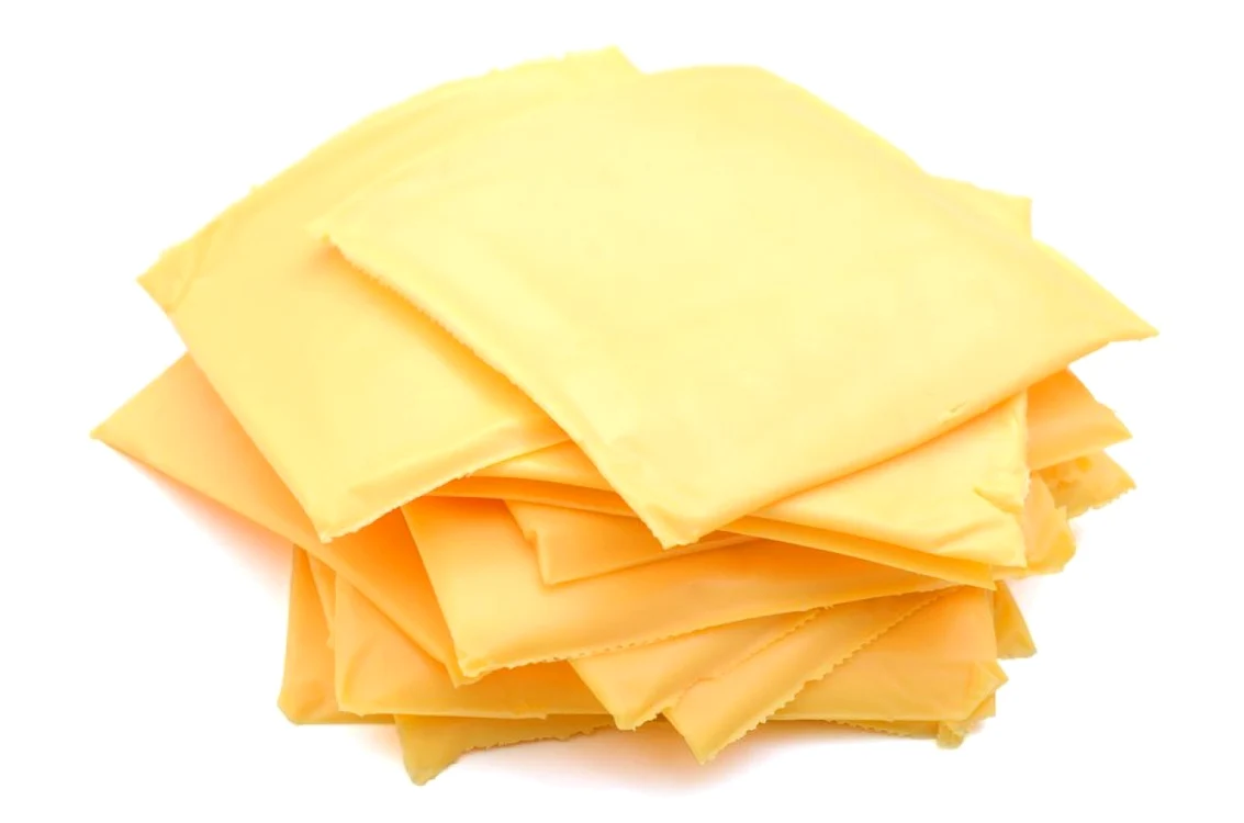 Caseina din feliile de brânză topită este folosită pentru a lega compoziţia dar şi ca adeziv în industria maselor plastice. FOTO: Shutterstock