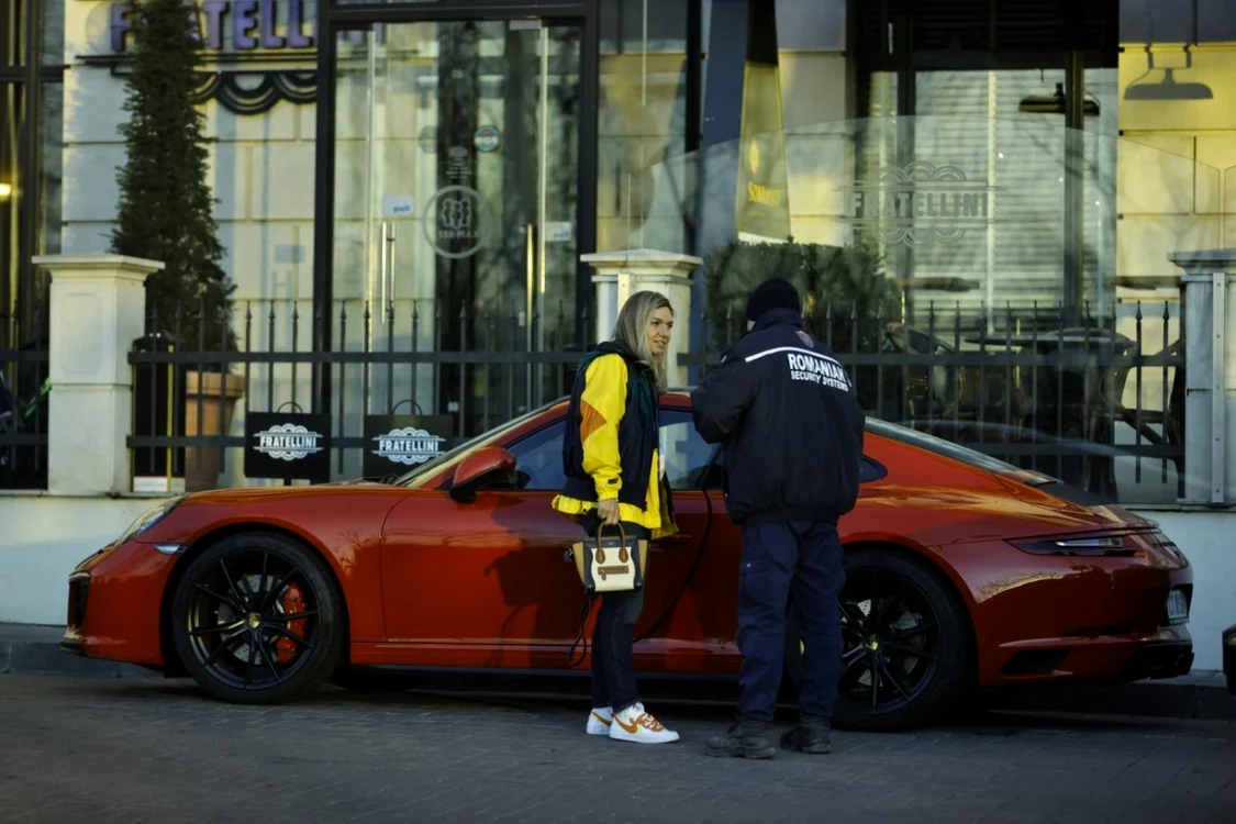 Simona Halep a fost aşteptată timp de o oră de paznicul unui restaurant, pentru un selfie Foto: Cancan