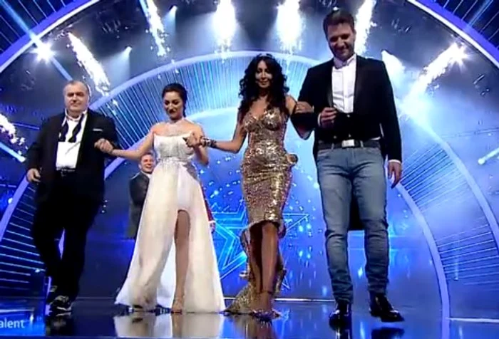 
    Mihaela Rădulescu a purtat o rochie care i-a pus în valoare sâniiFoto: captură Pro Tv  