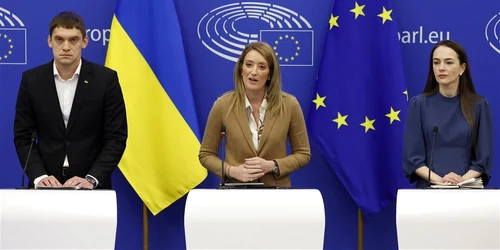 Inmanarea Premiului Saharov Roberta Metsola, alaturi de Ivan Fedotov și Oksana Matviiciuk FOTO EPA EFE jpg