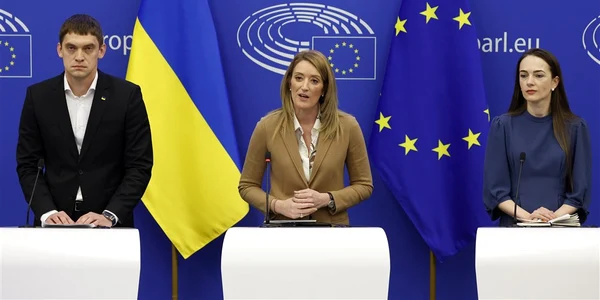 Inmanarea Premiului Saharov Roberta Metsola, alaturi de Ivan Fedotov și Oksana Matviiciuk FOTO EPA EFE jpg