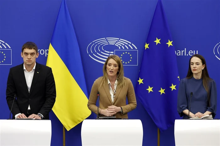 Roberta Metsola (centru), la conferința de presă privind înmânarea Premiului Saharov FOTO EPA-EFE