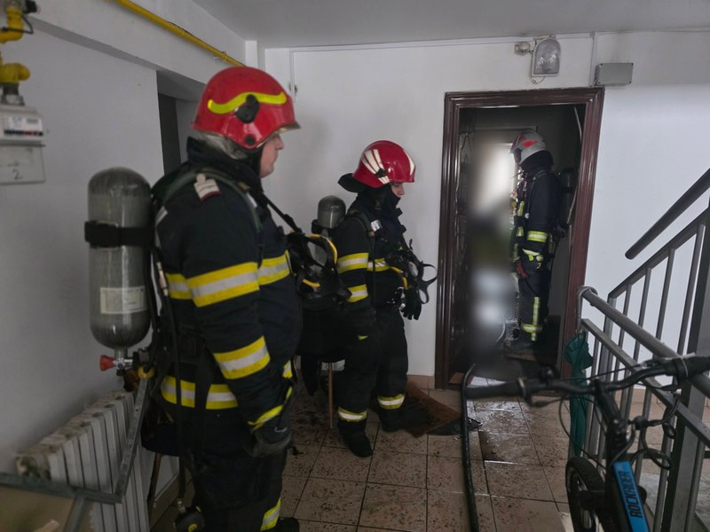 Flăcări într-un apartament din Slobozia. 19 persoane au fost evacuate