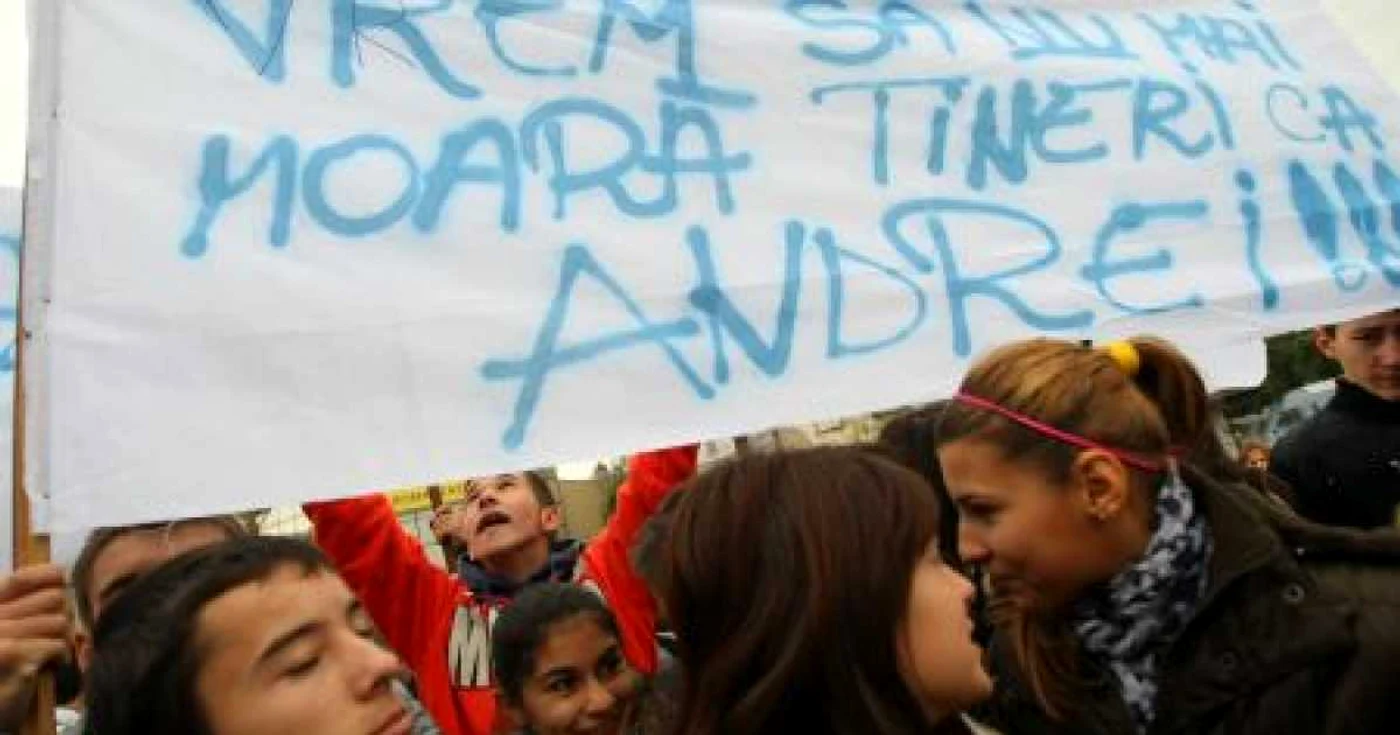 Sute de tineri au scandat împotriva violenţei, pe 14 octombrie, pe esplanada Teatrului Naţional
