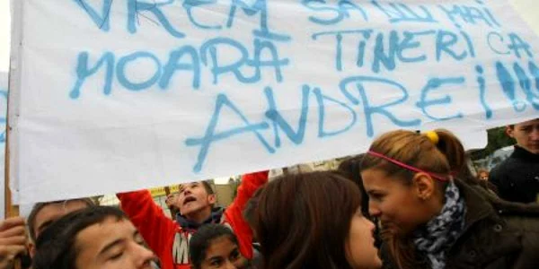 Sute de tineri au scandat împotriva violenţei, pe 14 octombrie, pe esplanada Teatrului Naţional